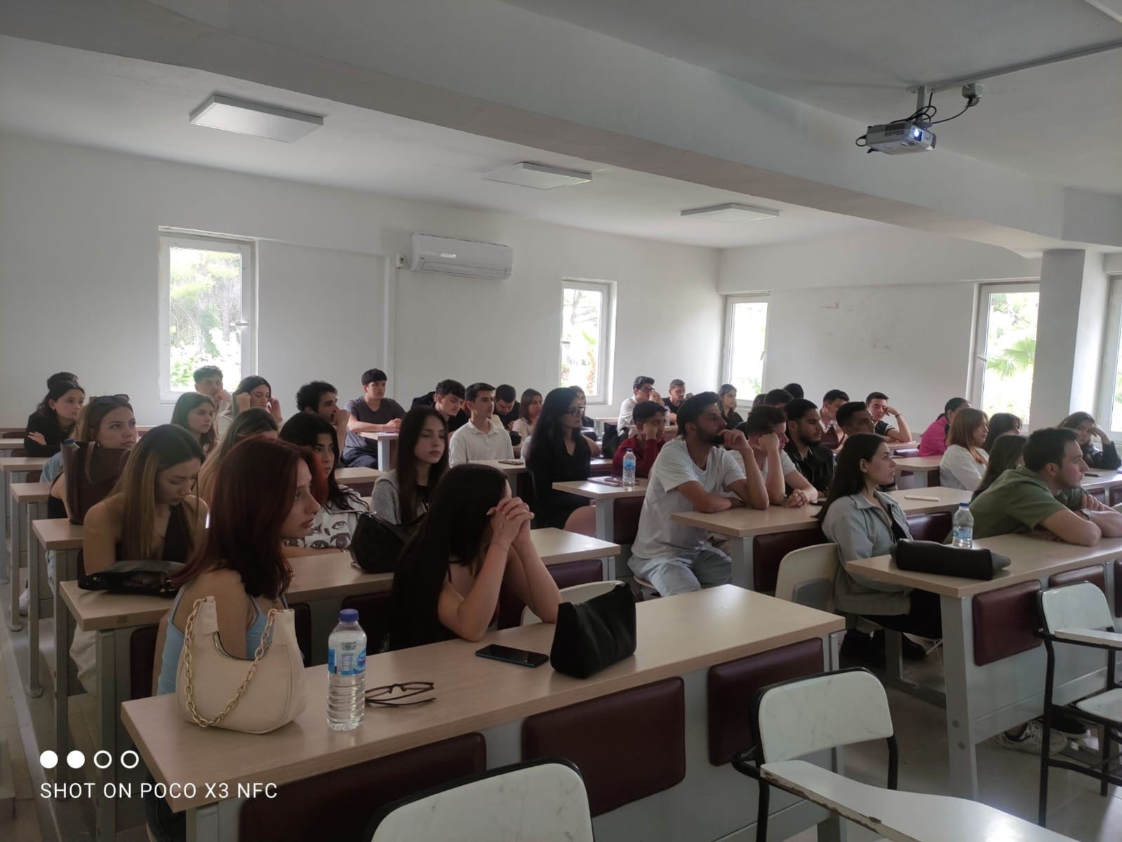 Dalaman Meslek Yüksekokulu'nda, önlisans öğrencilerini lisans programlarına hazırlamak amacıyla Dikey Geçiş Sınavı (DGS) hakkında bilgilendirme semineri düzenlendi.  Seminer, 22 Nisan 2025 Salı günü, Rehber Öğretmen Hale Çetin tarafından gerçekleştirildi. Seminerde, sınavın kapsamı, başvuru süreci, puanlama sistemi, tercih dönemi ve çalışma yöntemleri gibi pek çok konu ele alındı. Öğrenciler seminer boyunca hem sorularını sorma fırsatı buldu hem de sınav sürecine dair motivasyon kazandı.